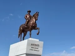 В Бишкеке торжественно открыли памятник Нузуп Аталыку