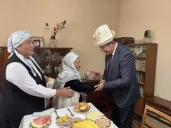 Эльчибек Джантаев навестил долгожителей в Ошской области