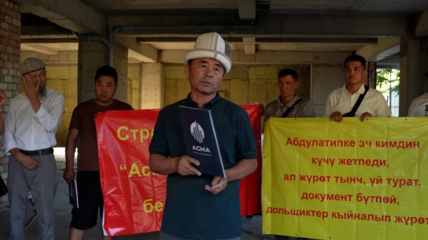 Многоэтажный дом в Бишкеке подлежит сносу. 100 семей обращаются к Жапарову и Ташиеву