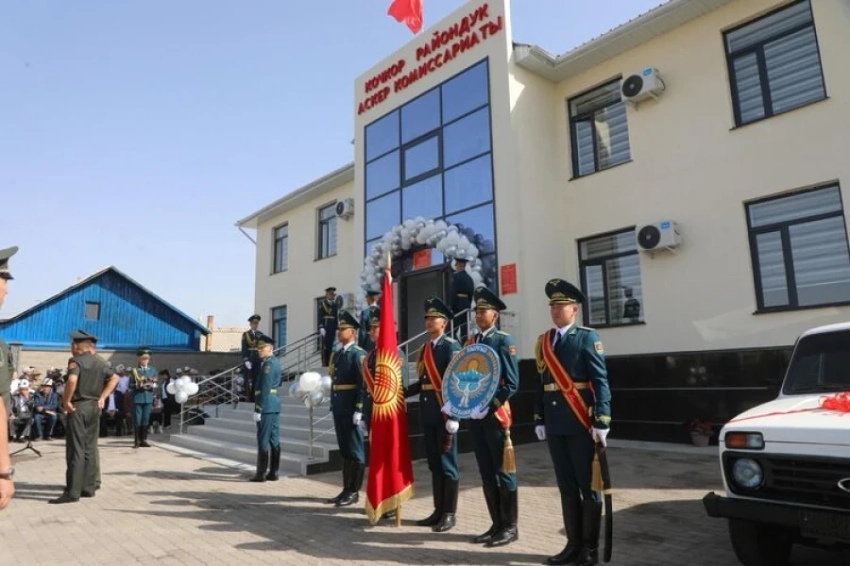 Камчыбек Ташиев открыл в Кочкорском районе новое здание военного комиссариата