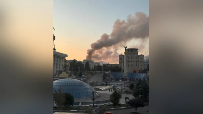 В Киеве в результате атаки БПЛА горит здание правительства