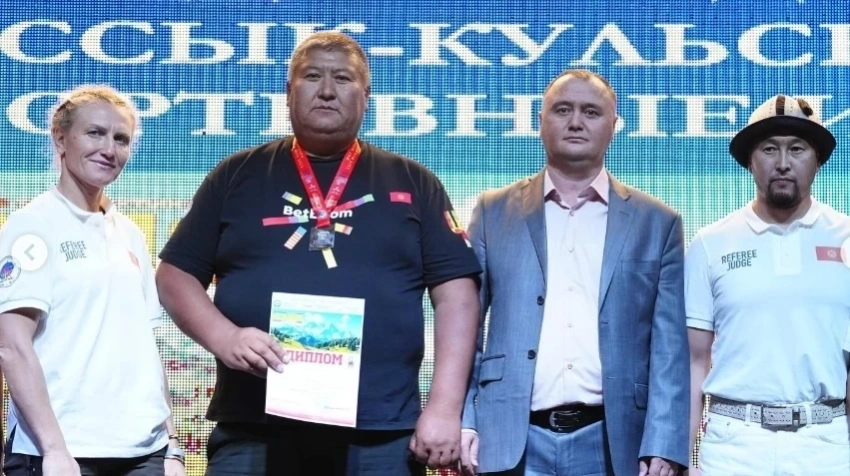 В Иссык-Куле определились сильнейшие в сумо на песке