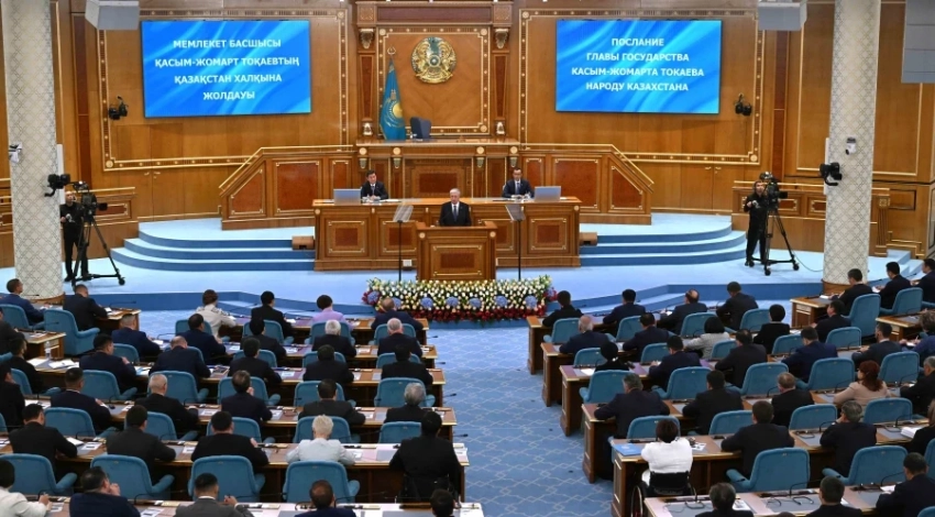 Президент Казахстана предложил сделать парламент однопалатным