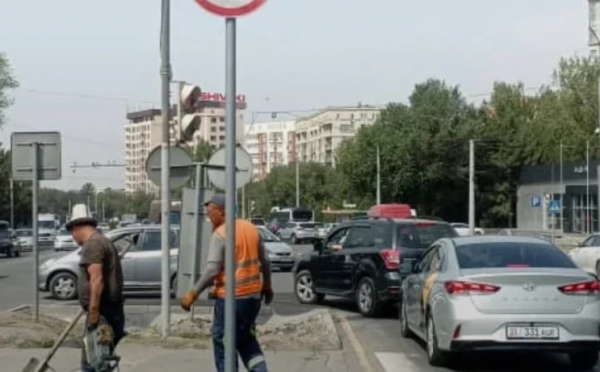 На одной из улиц Бишкека запретили повороты направо и налево