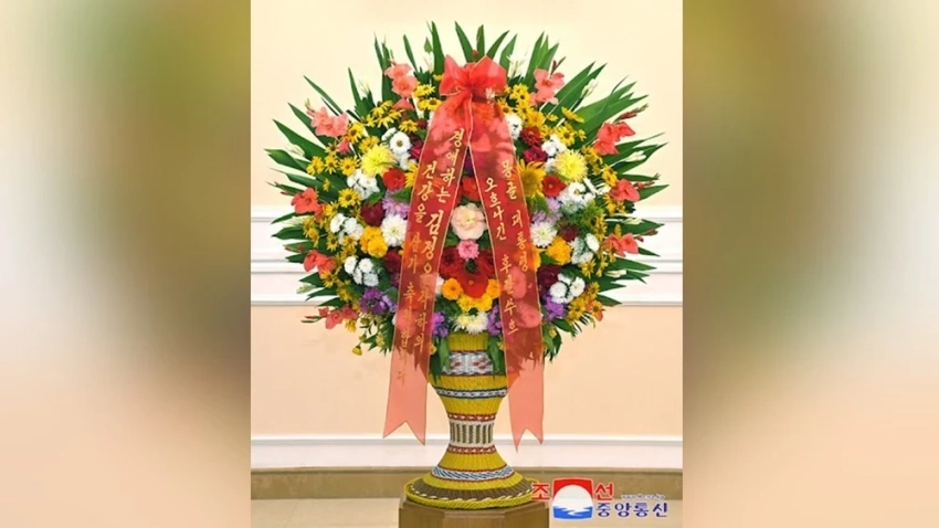 Товарищу Ким Чен Ыну вручили корзину цветов от президента Монголии