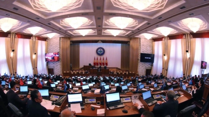 В Жогорку Кенеше собирают подписи за самороспуск парламента