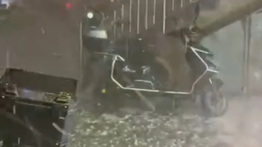 Ураган и град обрушились на город Пекин