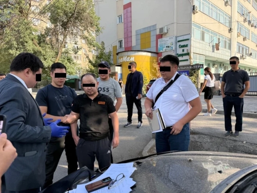 В Бишкеке судебный исполнитель задержан с поличным при получении взятки