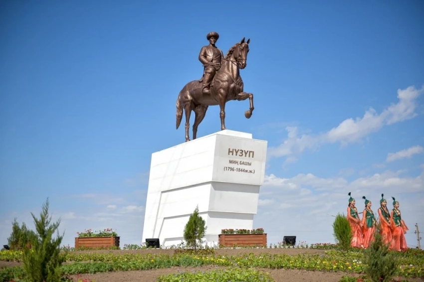 В Бишкеке открыт памятник Нүзүп бию
