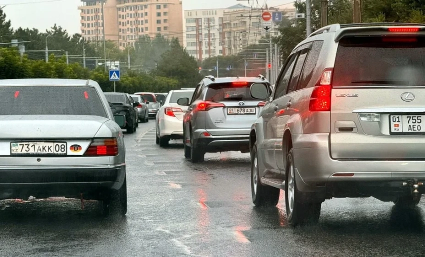 В Бишкеке хотят запретить госслужащим приезжать на работу на личном авто