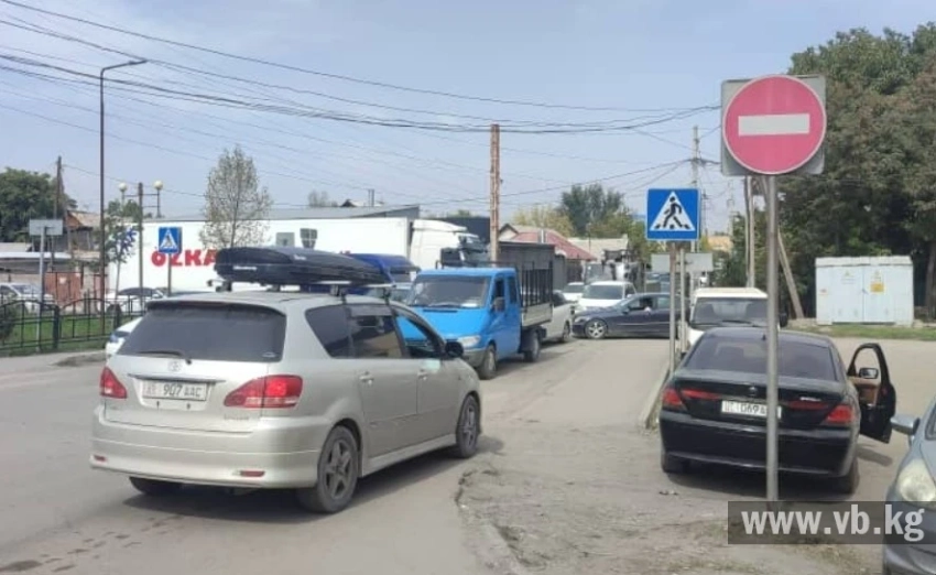 На проспекте Дэн Сяопина пробки из-за знака: Жители предлагают решение