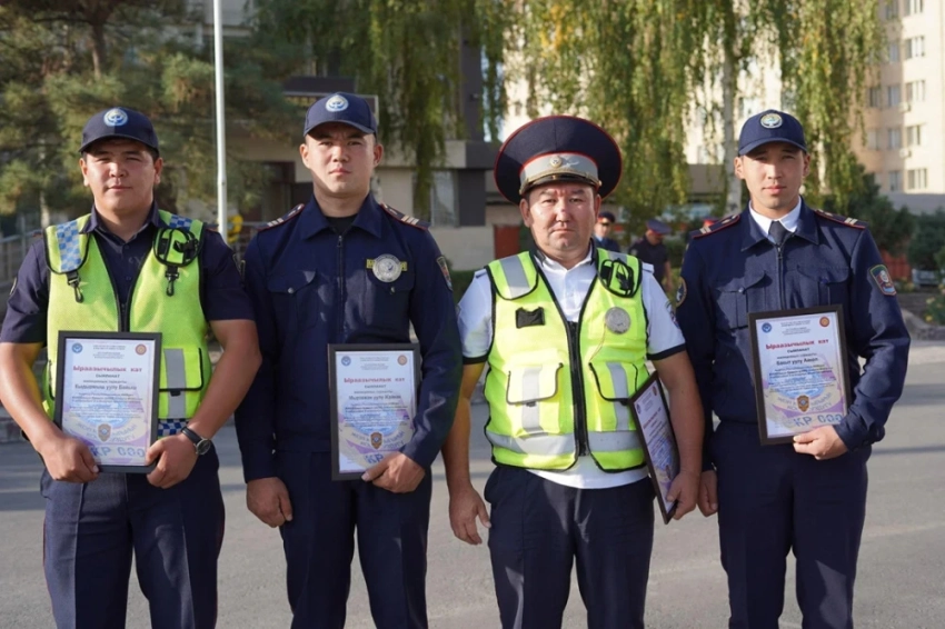 Патрульных, помогавших роженицам в пробках, наградили