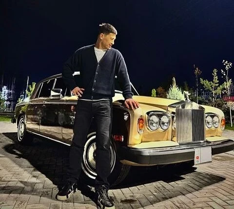 Бивол вспомнил, как президент Кыргызстана подарил ему раритетный Rolls-Royce