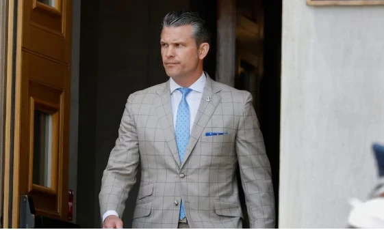 Глава Пентагона собрал на совещание сотни генералов и адмиралов. Он заявил, что в армии больше не будет инклюзивности — и предложил уволиться всем несогласным