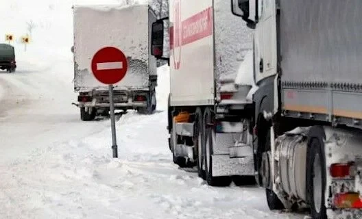 Перевал Тоо-Ашуу закрыт для грузовых машин из-за сильного снегопада