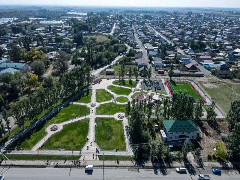 В жилмассиве «Мурас-Ордо» открыли современный сквер и отметили юбилей