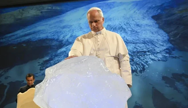 Папа римский Лев XIV благословил глыбу льда