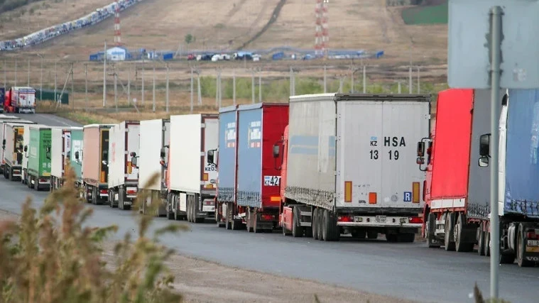 Российские власти прокомментировали очереди на границе с Казахстаном
