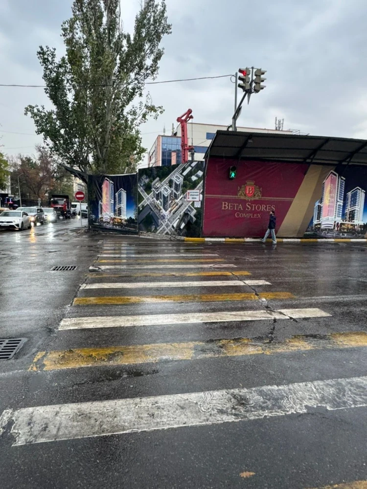 "Пешеходам приходится идти по проезжей части". Жалобы на захват тротуара