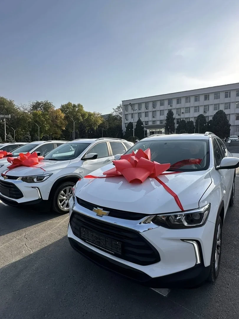 В Оше муниципальным учреждениям вручили служебные автомобили