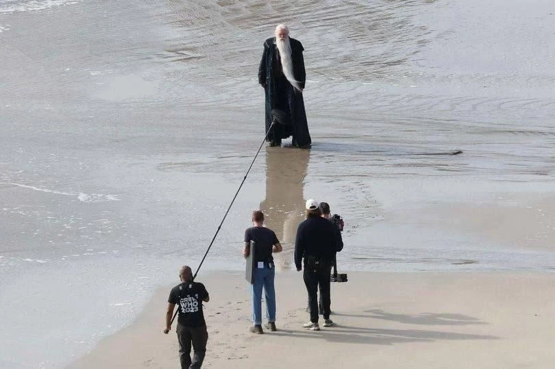 В сети появились фото нового Альбуса Дамблдора со съемок сериала о Гарри Поттере