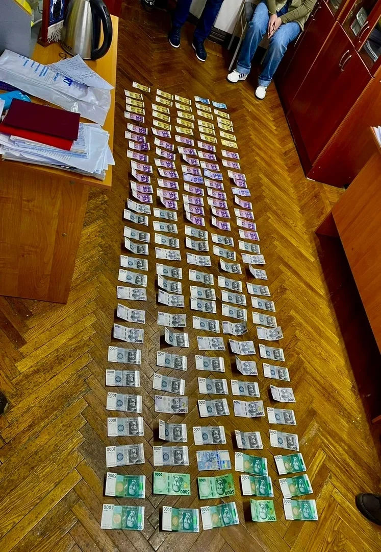 В Бишкеке преподаватель КГМА задержан с поличным при получении 150 тыс. сомов