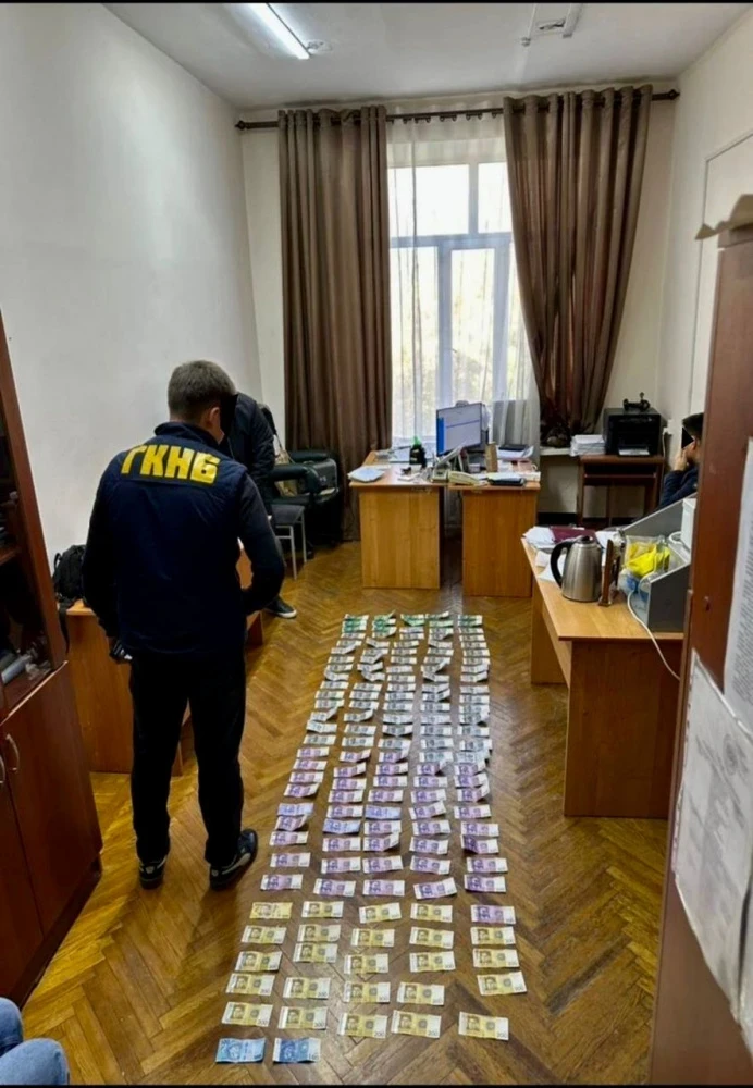 ГКНБ: Преподавателя КГМА задержали с поличным при получении денег от студентов