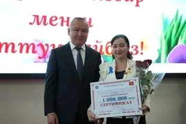 Учитель года Кыргызстана получила 1 млн сомов от главы Иссык-Кульской области