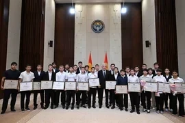 Юным борцам Кыргызстана вручили денежные сертификаты - фото