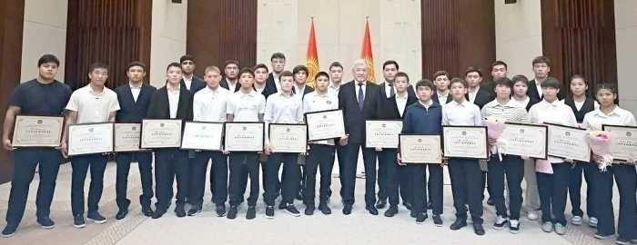 Юные борцы Кыргызстана награждены за успехи на чемпионате Азии