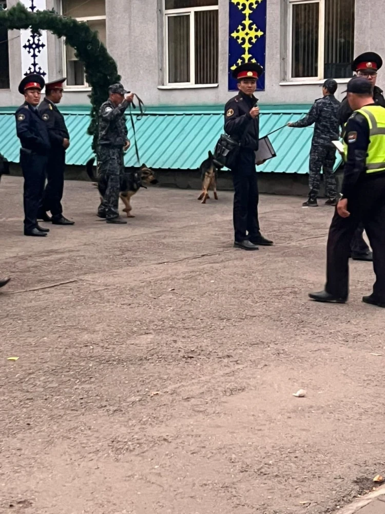 Мужчина угрожает расправой учащимся Бишкека. Милиция оцепила три школы