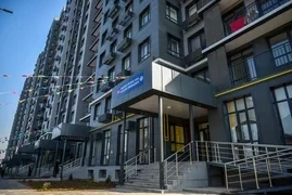 Разгрузка школ. В Бишкеке на 1 этаже жилого комплекса «Мурас» открыли школу