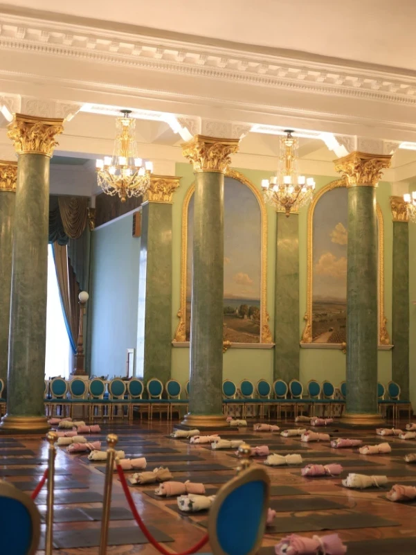 "Падение культуры". В соцсетях осудили занятия по пилатесу в Театре оперы и балета