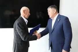 Камчыбек Ташиев подарил квартиру заслуженному артисту КР Хабибилле Азиреткулову