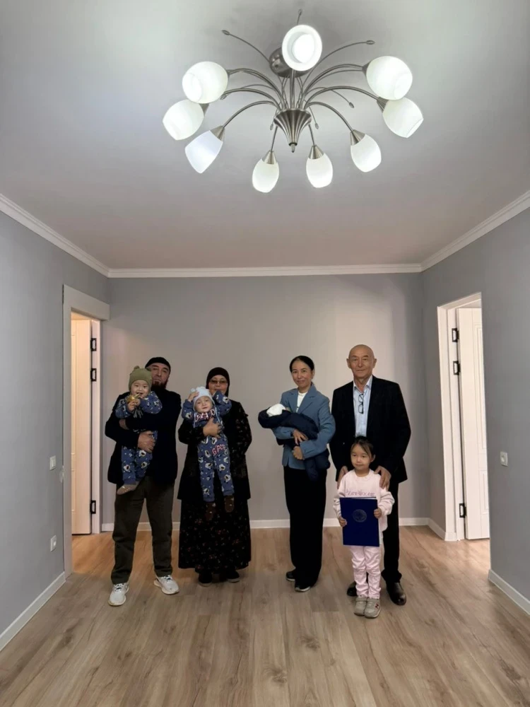 Камчыбек Ташиев вручил ключи от квартиры композитору Азиреткулову