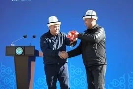 Ташиев вручил спецтехнику Ак-Талинскому району
