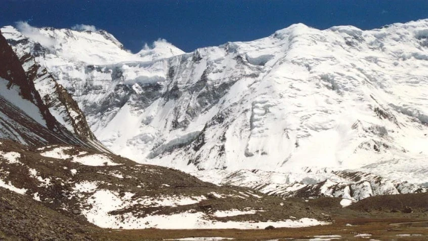 От ледника на вершине пика Исмоила Сомони в Таджикистане откололась крупная масса льда