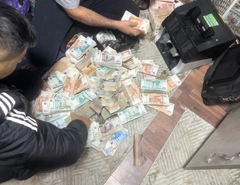 ГКНБ изъял более 66 млн сомов при проверке обменников на КПП "Достук"