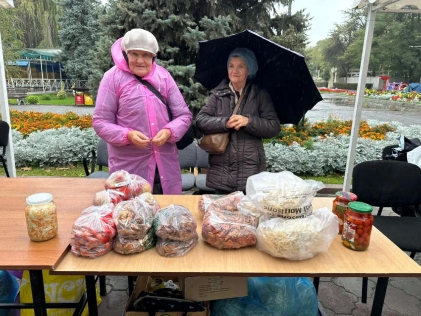 В день пожилых людей в Бишкеке прошла благотворительная ярмарка