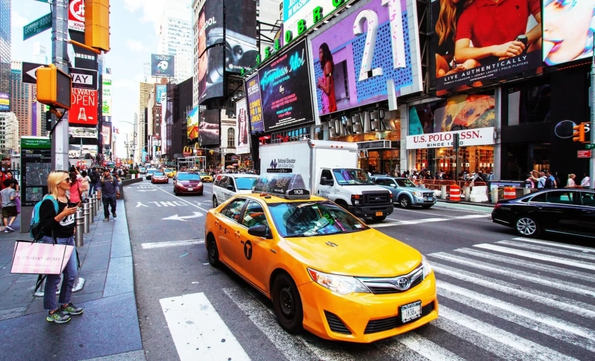 Кыргызстанцев в США предупредили о новых требованиях к коммерческим водительским правам