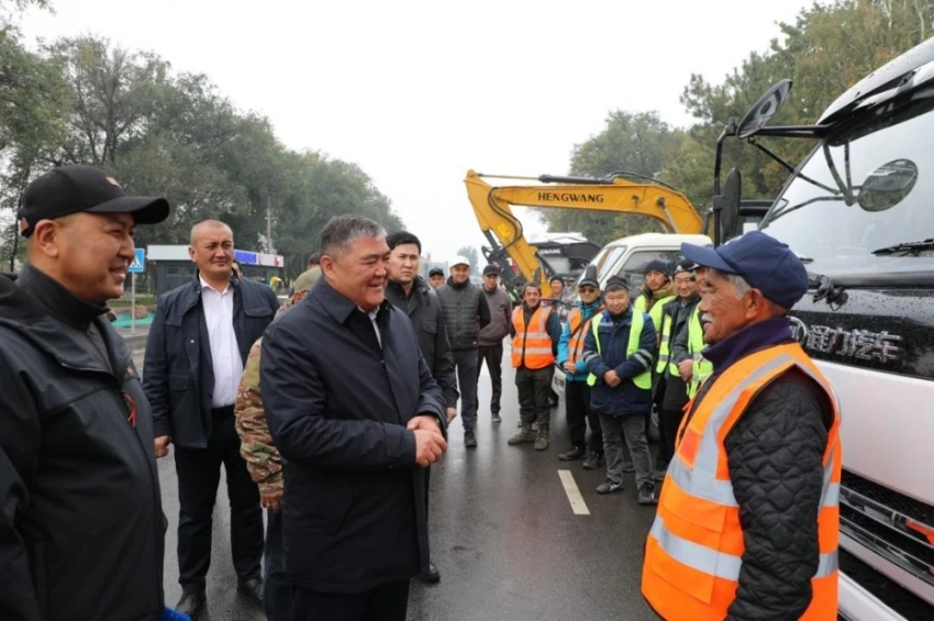 Ташиев вручил ключи от спецтехники и служебных машин мэрии Токмока. Фото