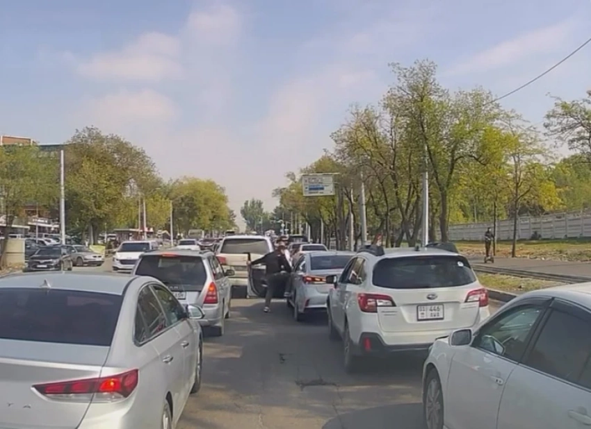 В Бишкеке водитель Lexus избил на дороге таксиста