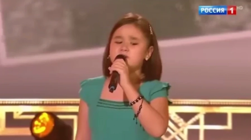 Девочка из Кыргызстана спела «Синее море» на ток-шоу Андрея Малахова