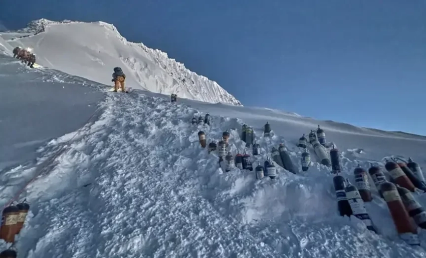 На Эвересте из-за метели застряли около тысячи человек