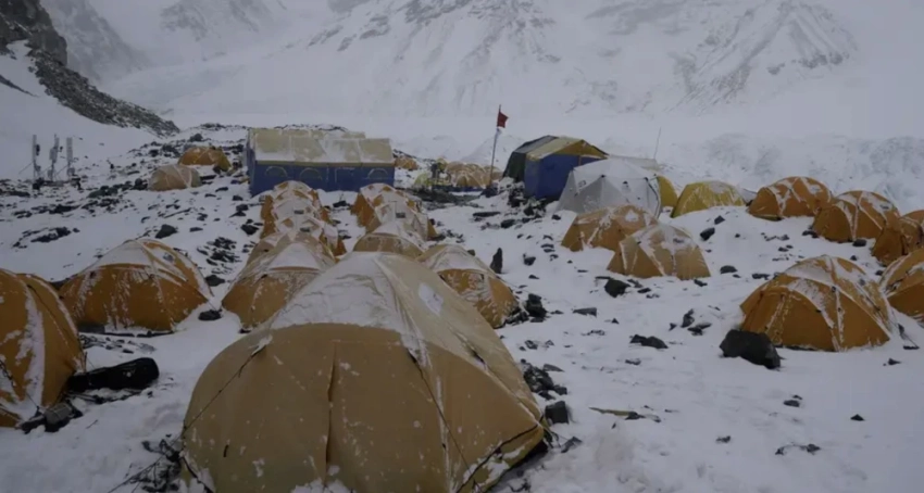 Из-за снегопада на Эвересте застряли сотни туристов. Последние новости