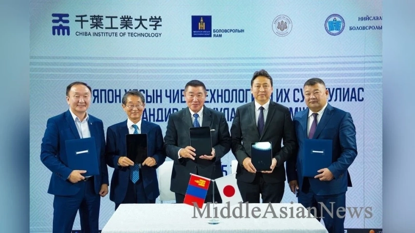 Университет Тиба передал 800 iPad 28 средним школам Монголии