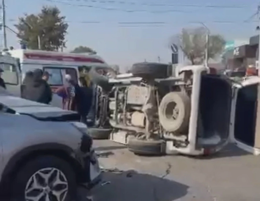 В Бишкеке столкнулись два автомобиля, один из них перевернулся