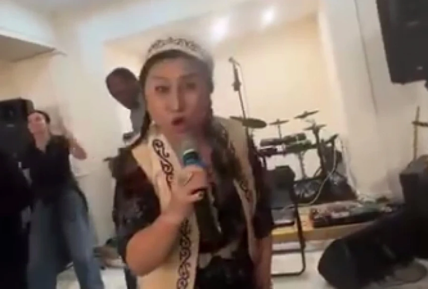 Читает рэп в 62 года – жительница Казахстана впечатлила соцсети