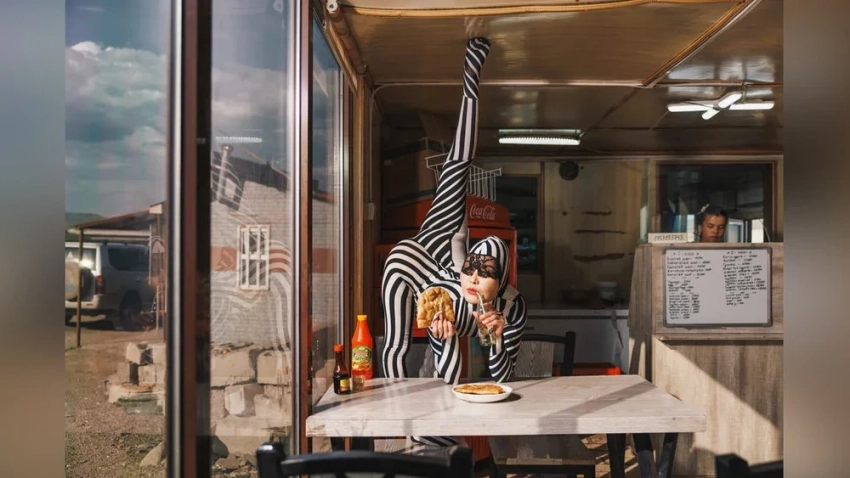 Монгольская акробатка и бабушка-гангстер победили в главных фотоконкурсах в Великобритании