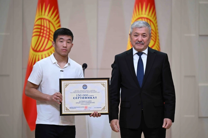 Юных борцов, победивших на чемпионате Азии, наградили от имени президента